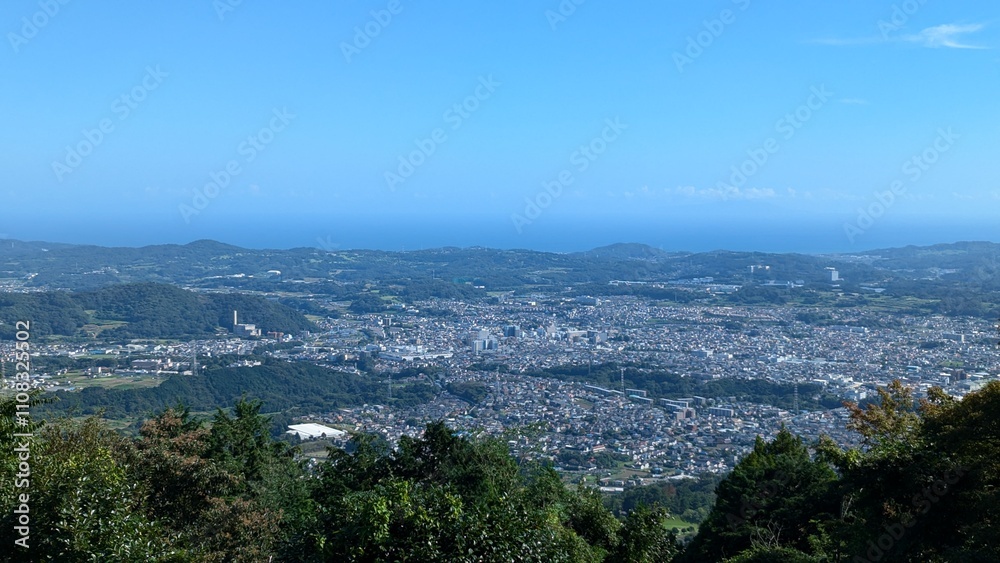Obraz premium ヤビツ峠の菜の花展望台から見た神奈川県秦野市のパノラマ風景