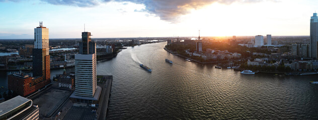 Fototapete Erasmusbrücke Rotterdam Luftaufnahme im Sonnenuntergang  © corlaffra