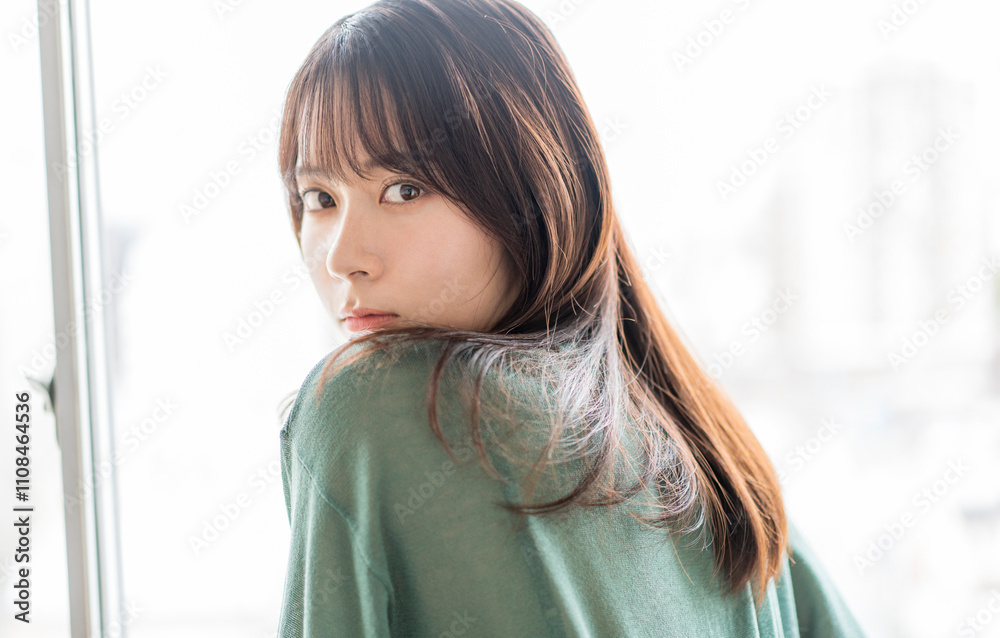 Fototapeta premium ナチュラルビューティーイメージ/カメラ目線の若く美しい女性