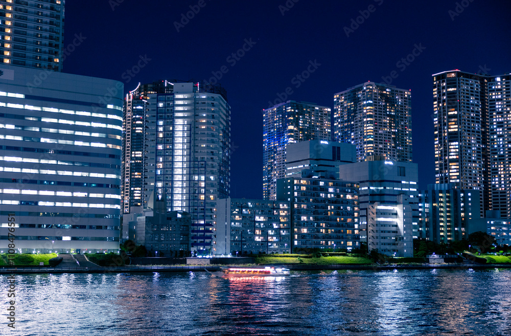 Naklejka premium 勝鬨橋から見る隅田川と屋形船 夜