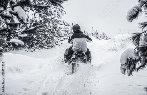 Foto Man sports snowmobile in a mountain forest