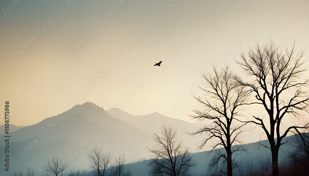 Obraz premium Paisaje montañoso brumoso con siluetas de árboles y pájaros volando en la distancia