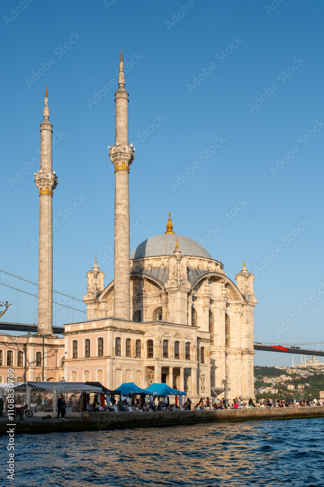 Obraz premium Vertical Shot of the Iconic Ortaköy Mosque by the Bosphorus