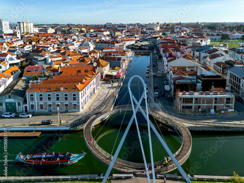 Moliceiro num canal da ria de Aveiro 