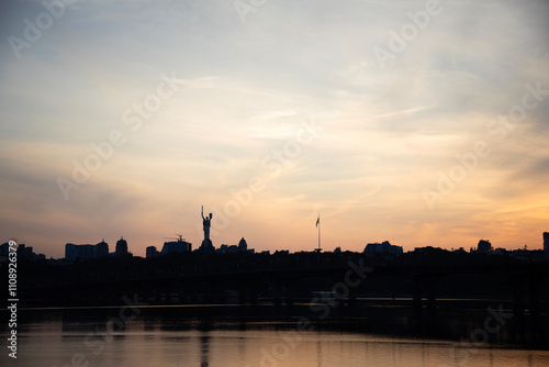 Obraz na płótnie Beautiful view of the Mother Ukraine monument Paton Bridge on the Dnipro river in Kyiv, Ukraine w salonie