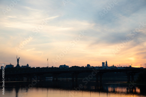 Obraz na płótnie Beautiful view of the Mother Ukraine monument Paton Bridge on the Dnipro river in Kyiv, Ukraine w salonie