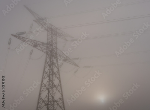 pylône électrique dans le brouillard photo