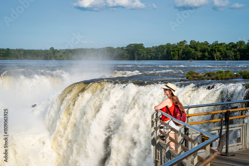 Mujer viajera contemplando sola el gran salto llamado 