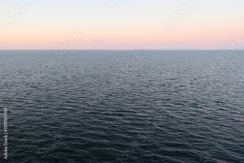 Wallpaper Mural Über dem Kattegat ist bereits die Sonne an diesem Sommertag untergegangen. Der Horizont ist noch in orangefarbenes Licht getaucht. Das Meer sieht dunkel aus. Es gibt nur kleine Wellen. Torontodigital.ca