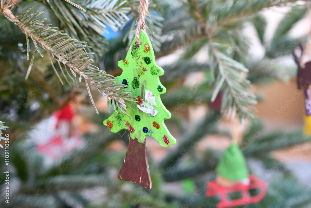 Selbstgemachter Christbaumschmuck auf dem Weihnachtsmarkt in Fürth