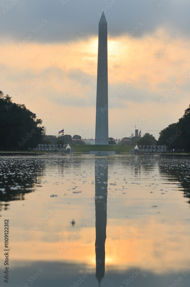 Obraz premium Washington Monument and other monuments during sunrise - Washington D.C. United States