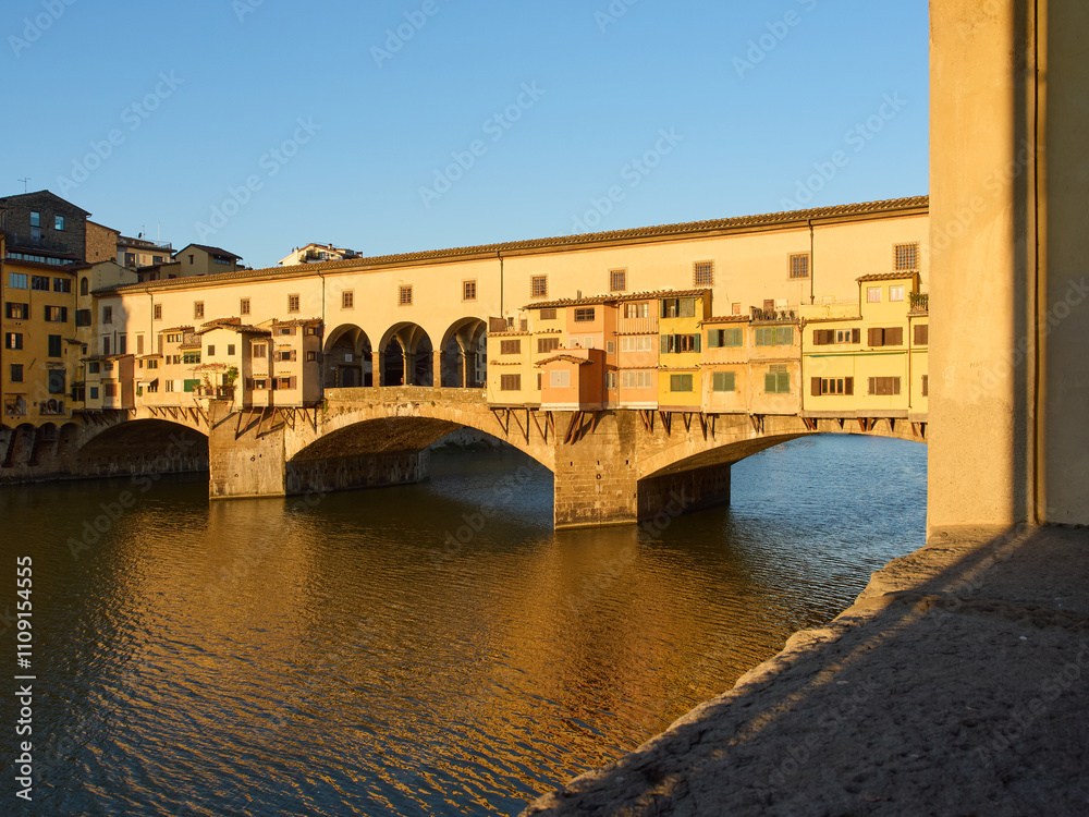 Obraz premium Morning view river Arno and Ponte Vecchio in Florence, Italy