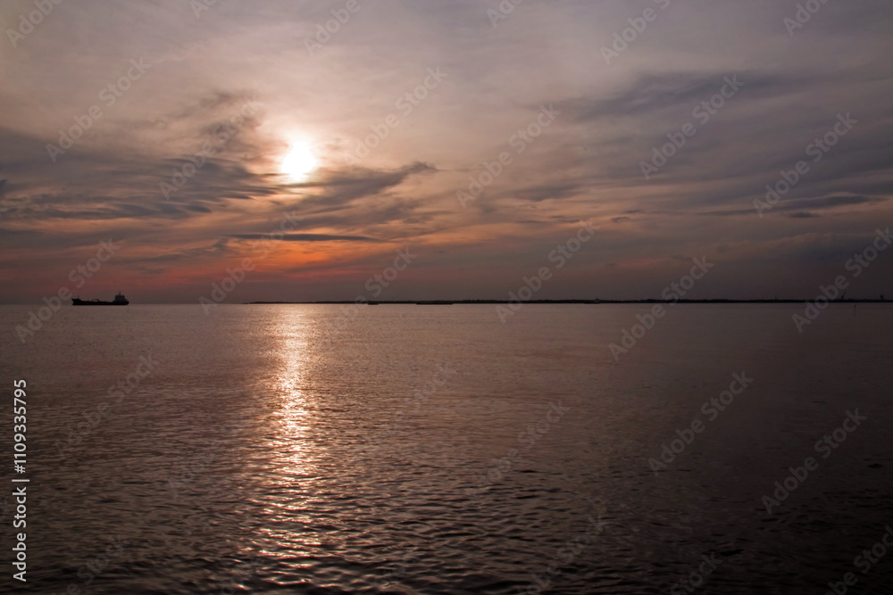 Naklejka premium Sunlight shines down on the sea surface.