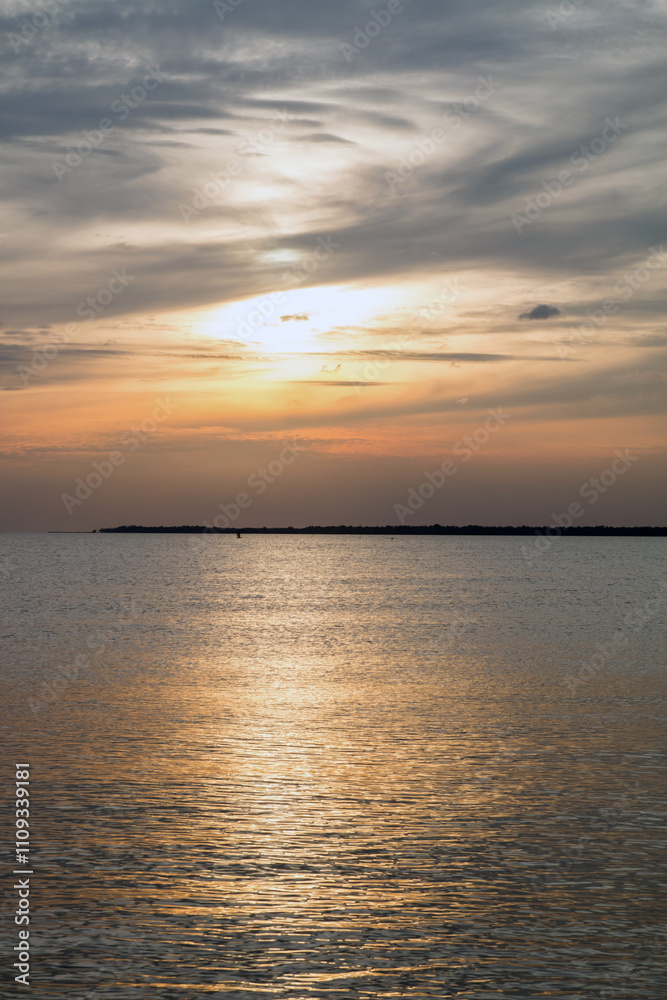 Obraz premium Sunlight shines down on the sea surface.