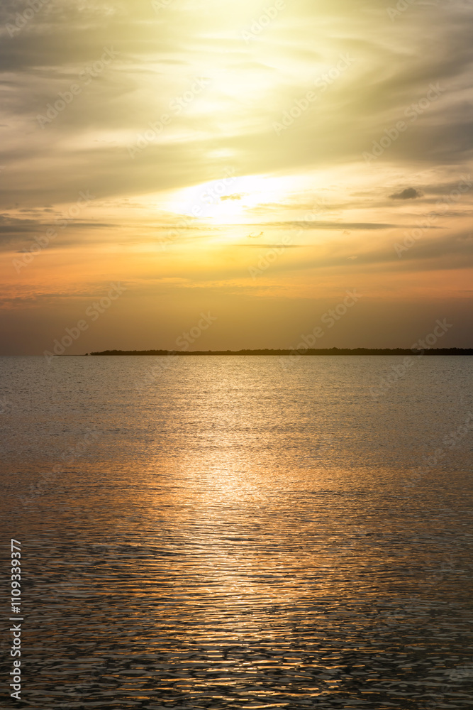 Obraz premium Sunlight shines down on the sea surface.