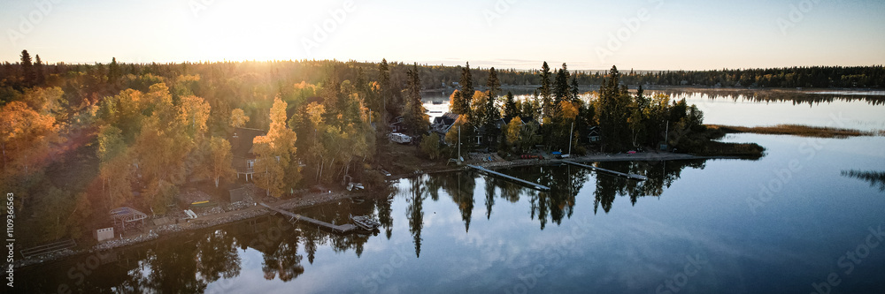 Fototapeta premium A beautiful lake with trees in the background