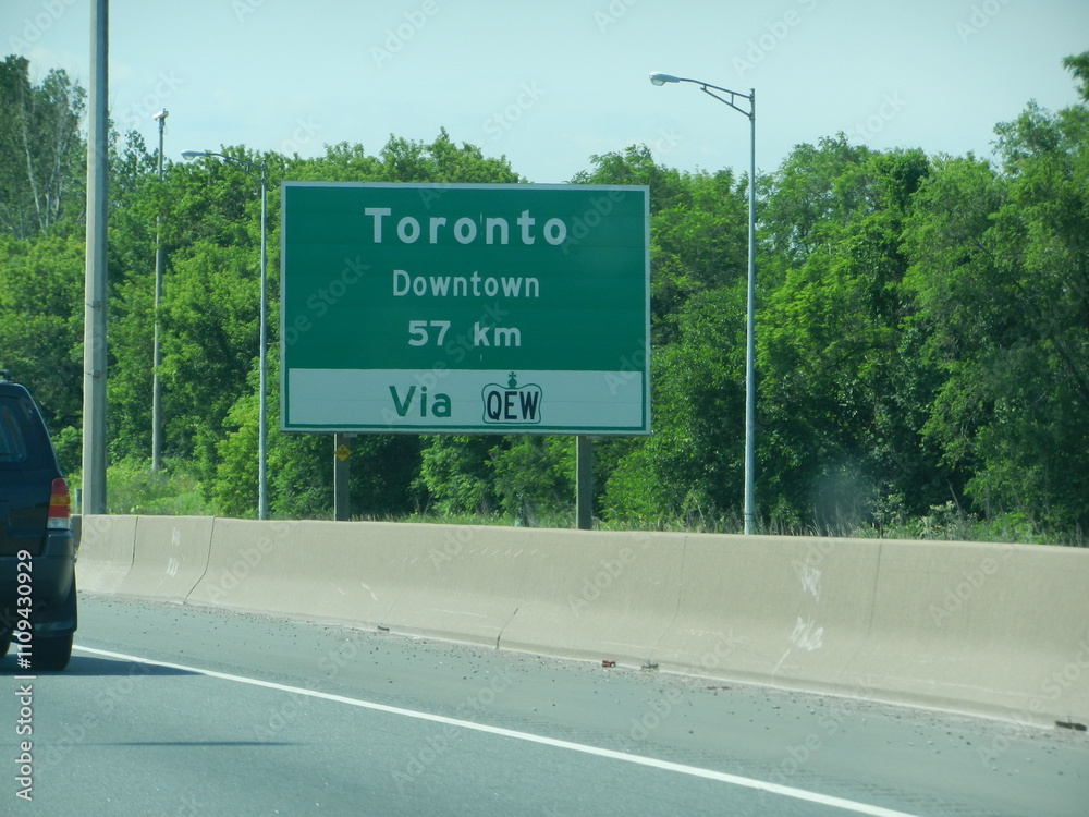 Ταπετσαρία Road Sign with Exit to Downtown Toronto