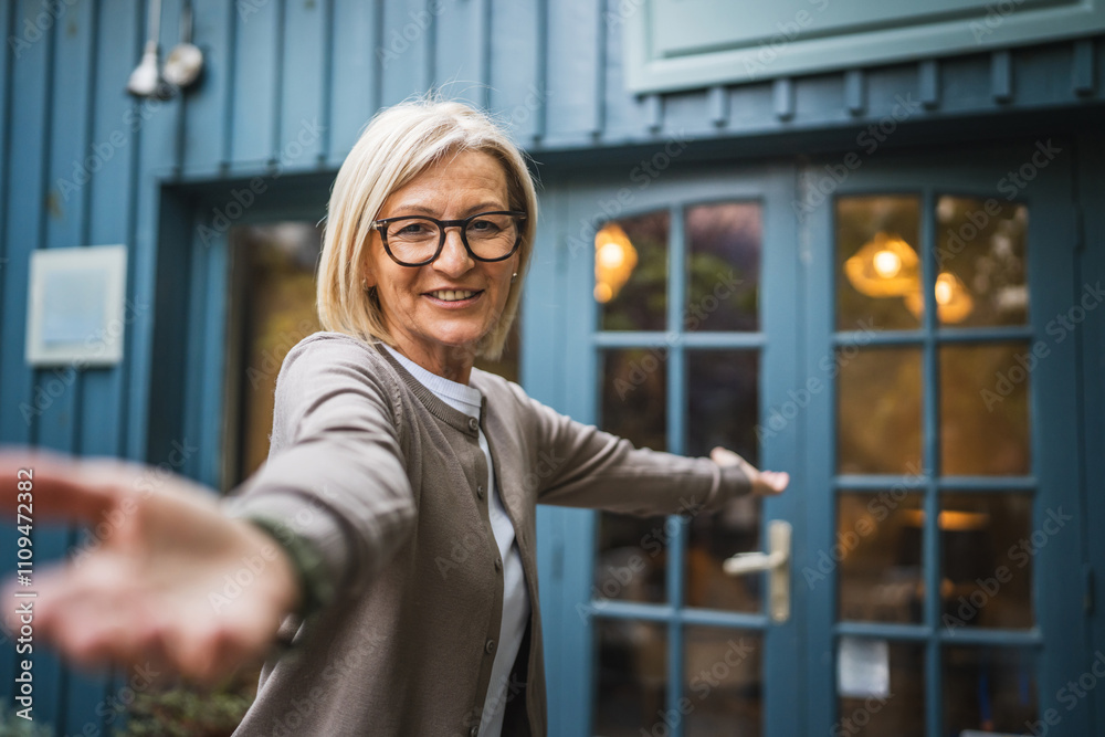 Fototapeta premium Self portrait of beautiful mature woman entrepreneur show her cafe