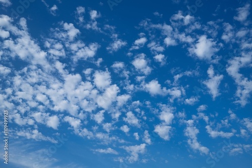 Farbiger Himmel mit interessanten Wolken als Hintergrund