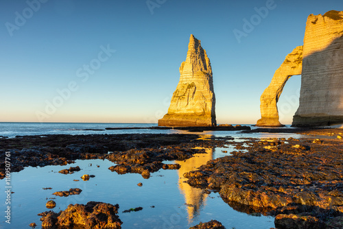 Φωτογραφία Le soleil se couche sur l'arche d'Étretat pendant la marée basse