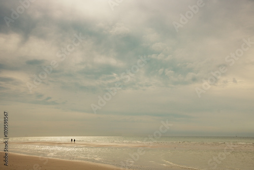 couple sur une grande plage déserte dans le nord de la France au bord de la Manche