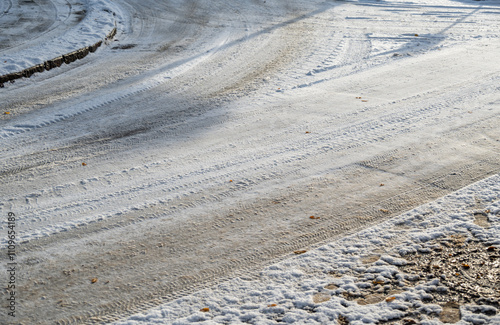 Reifenspuren im Schnee