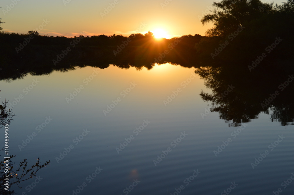 Obraz premium Atardecer en un rio 