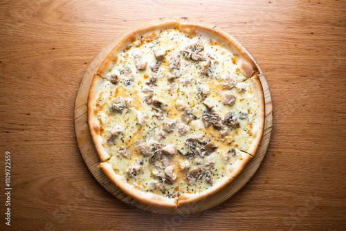 Quadro em tela Chicken Mushroom Alfredo Pizza topped with creamy sauce and melted cheese served