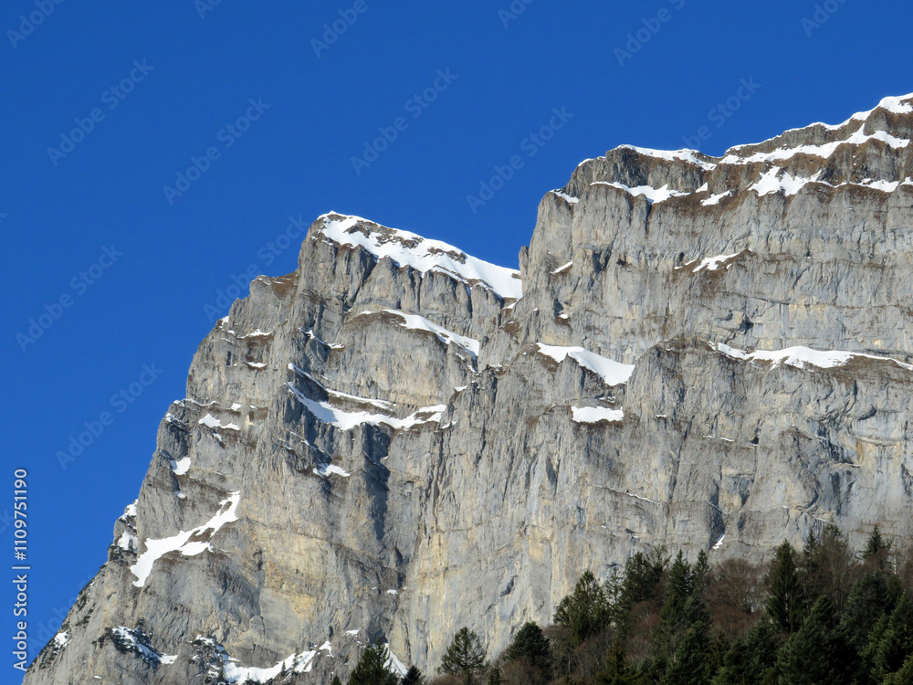 Steep rocky peaks of the Churfirsten mountain range, above Lake Walensee and the Swiss town of Walenstadtberg (Die steilen Felsgipfel der Churfirstengruppe oberhalb des Walensees, Schweiz)