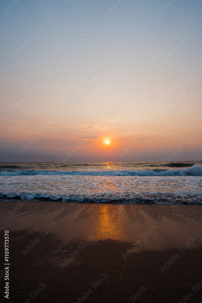 Obraz premium An amazing sunrise over the Black Sea in Eforie, Romania, offers a breathtaking sight as the sun begins to rise over the horizon.