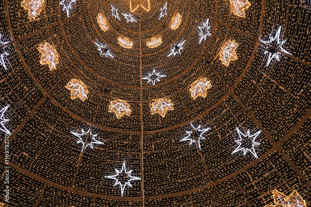 Fototapeta premium árbol de navidad con iluminación navideña por dentro sevilla 4M0A6379-as24
