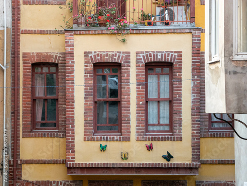 Detalle de ventanas de casas y viviendas de colores photo