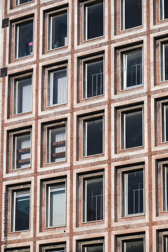 Obraz premium Close-up of windows on a sunlit building