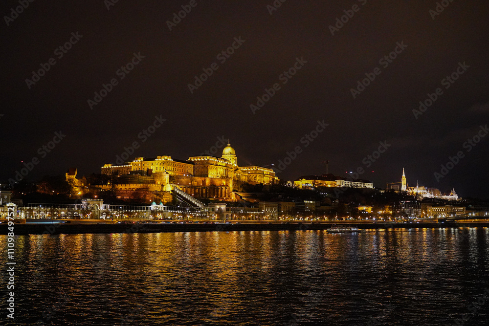 Obraz premium Night View of Castle and Danube River in Budapest