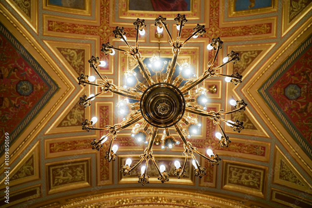 Obraz premium Golden Elegance Illuminating Ornate Ceilings