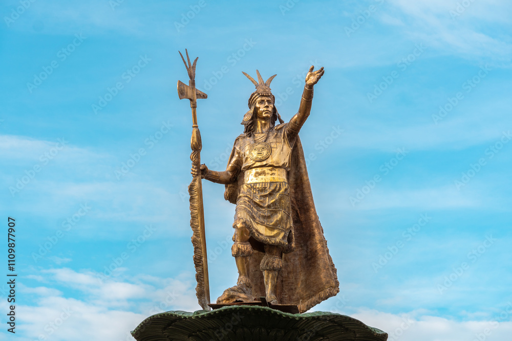 Escultura de bronce del Inca Pachacutec. 30 de noviembre de 2024, Cusco ...