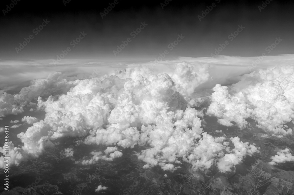 Obraz premium The sky is filled with clouds, creating a moody atmosphere