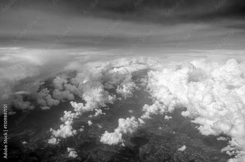 Obraz premium The sky is filled with clouds, and the clouds are white