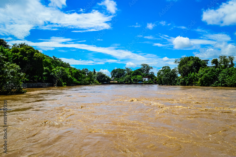 Fotografija Ping River and Sky View in The rainy season causes flooding ...