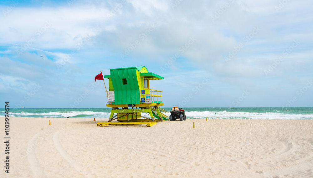 Obraz premium Sea vacation in summer. Copy space advertisement. Lifeguard hut on the beach in Miami, Florida. Lifeguard station at beach. Miami South Beach. Lifeguard tower in South beach. Summer vacation