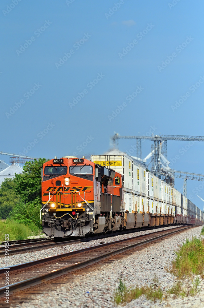 Container Train Bulinton Foto de Two Burlington Northern Santa Fe locomotives lead an intermodal ...