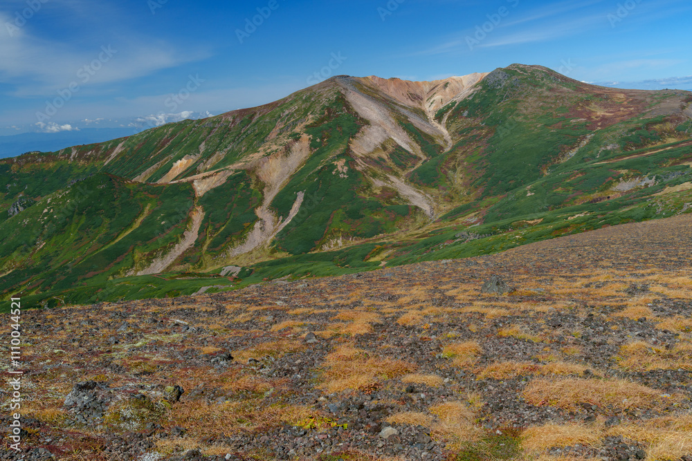 Fototapeta premium 大雪山登山お鉢平 紅葉の日本百名山 北海道の絶景