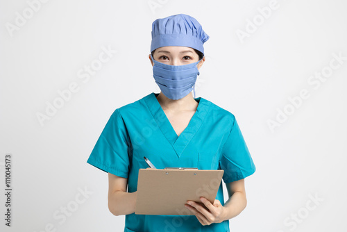 手術着を着た女性の医者
