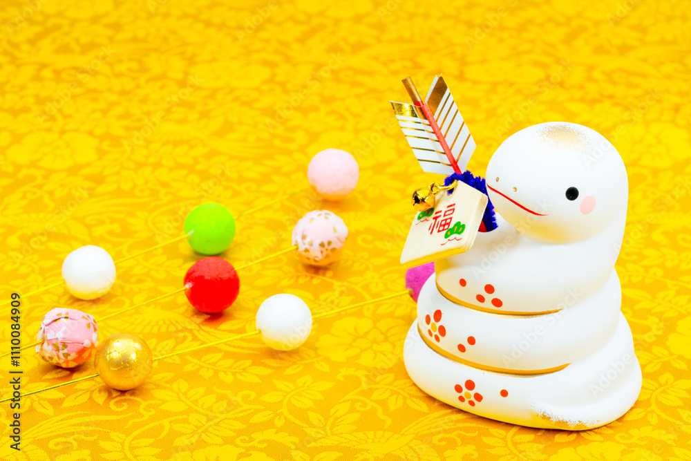 Obraz premium 写真素材:令和7年・2025年の干支は巳(み)(蛇)巳年の年賀状素材(和、和紙、千代紙、お正月小物等)