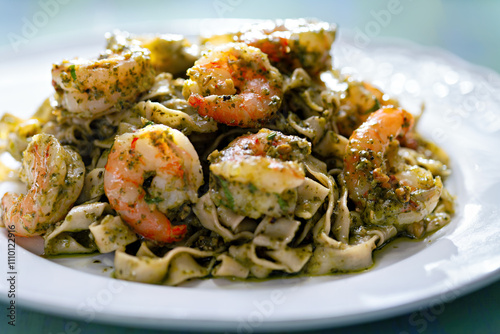 Obraz na płótnie seafood pasta in pesto sauce w salonie