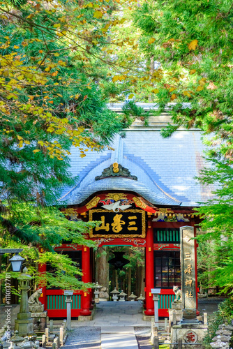 秋の三峯神社　隨神門　埼玉県秩父市　Mitsumine Shrine in autumn. Zuishinmon. Saitama Pref, Chichibu City. photo