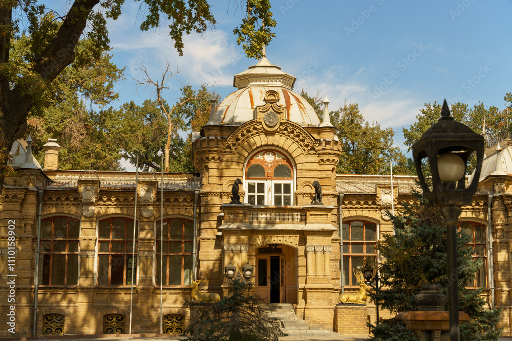 Naklejka premium A large building with a dome on top and a lamp post in front