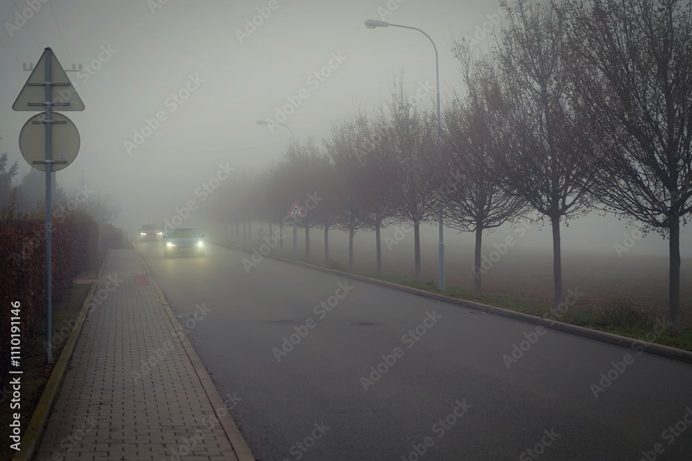 Ταπετσαρία Bad weather driving - foggy hazy country road