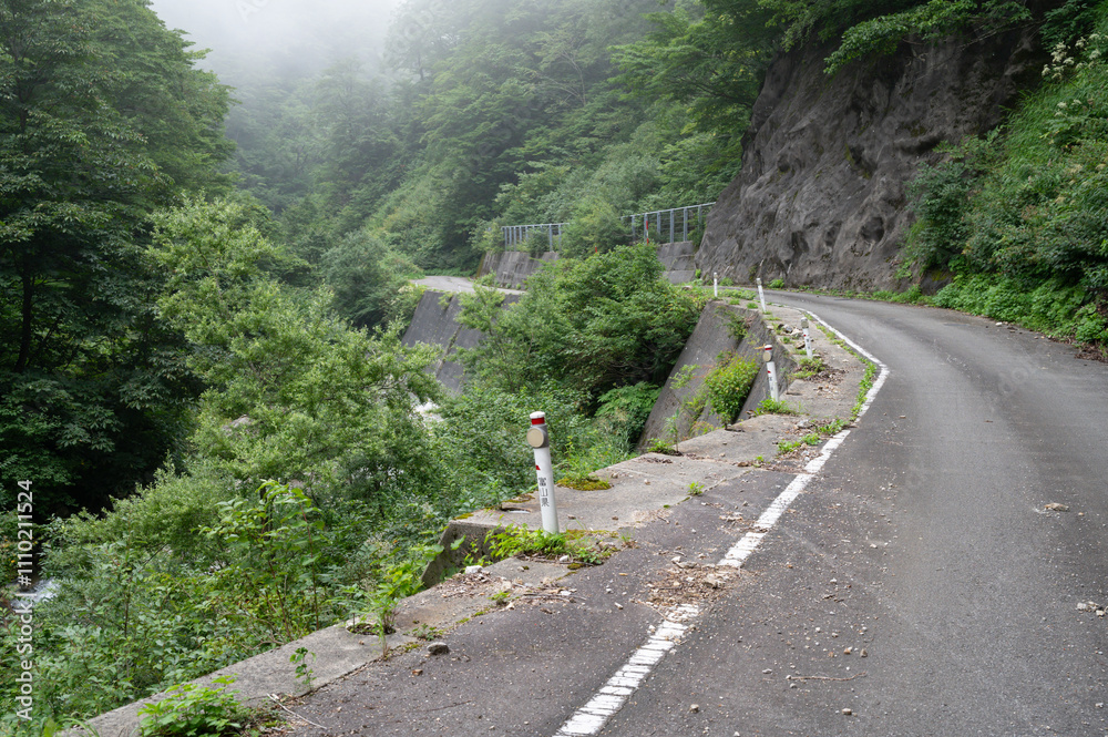 断崖絶壁を走る道 断崖絶壁を走る道