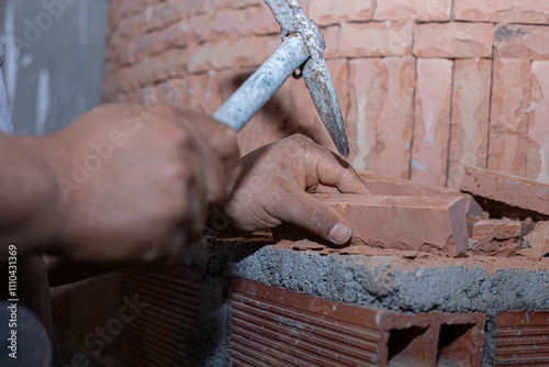 Obraz na płótnie Skilled Mason Working on Clay Bricks w salonie